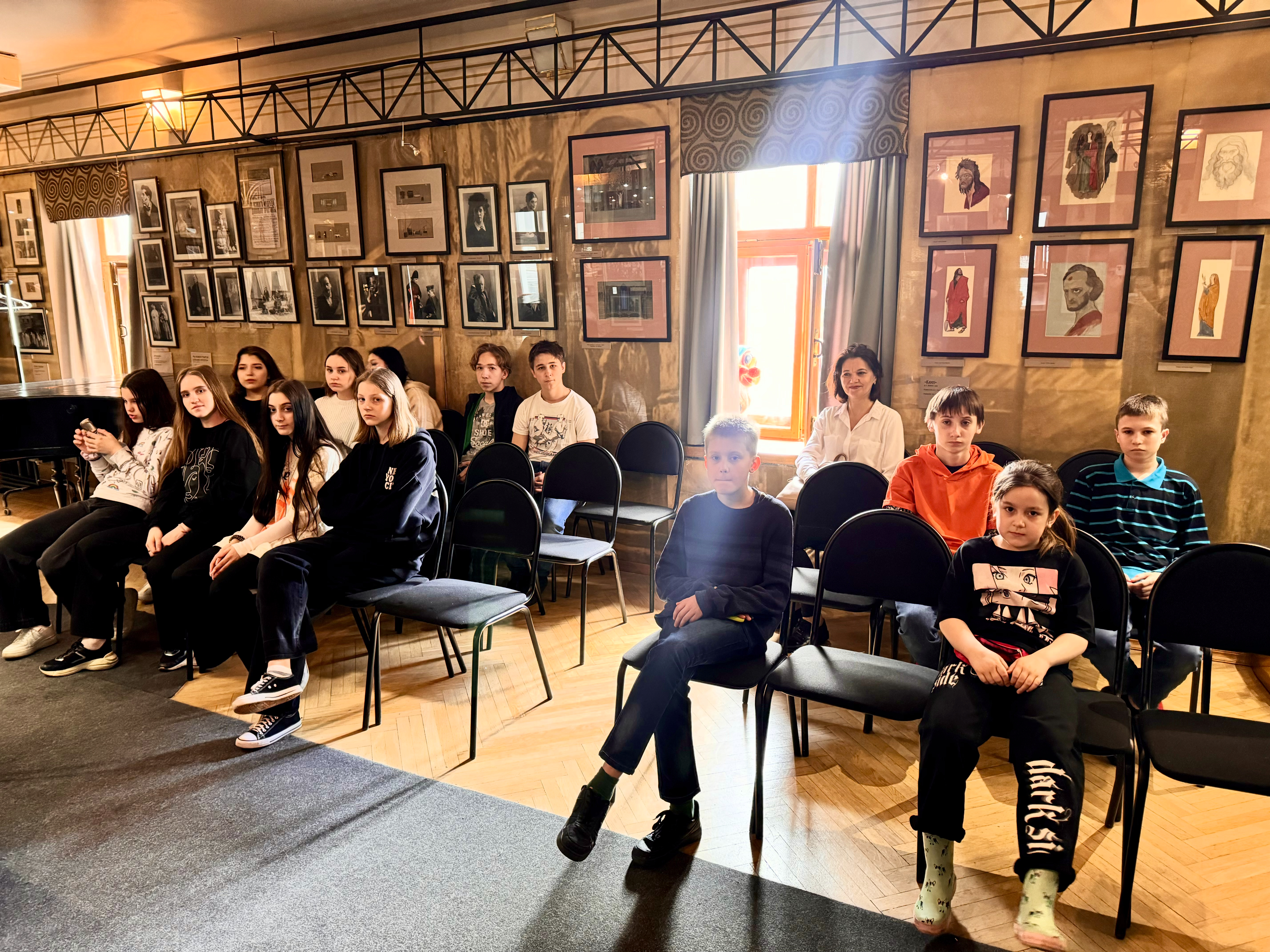 Музей МХАТ посетили воспитанники театральной школы «Ступени в будущее» для детей, оставшихся без попечения родителей.